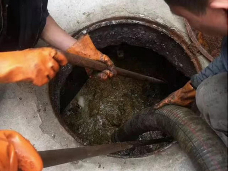 和林格尔清理化粪池时如何避免沼气的危害？